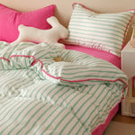 ensemble literie moderne rayé vert blanc rose oreiller rose coussin lapin vase fleurs tapis