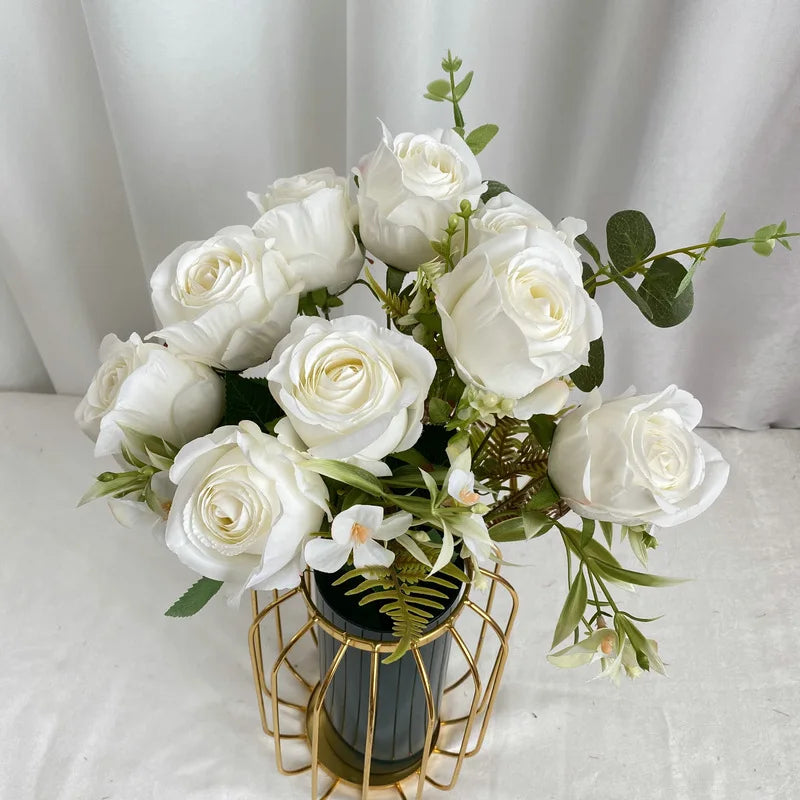 décoration maison bouquet roses artificielles couleurs variées feuilles vertes élégantes anniversaire événement