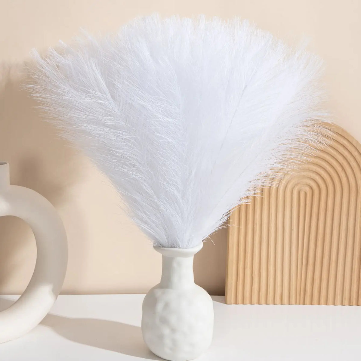 plumes artificielles blanches modernes décoration extérieure mariage fêtes prénuptiale bouquet table