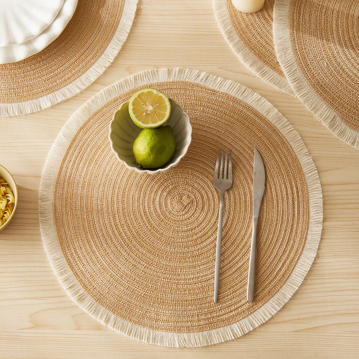 tapis rond moderne franges blanches placemats tissés beige clair assiettes vaisselle
