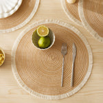 tapis rond moderne franges blanches placemats tissés beige clair assiettes vaisselle