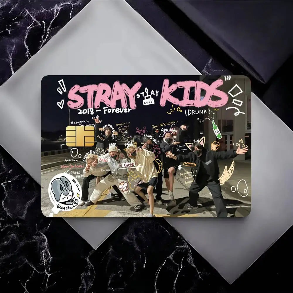 étui carte bancaire kpop strays moderne noir gris blanc personnes costumes formels minimaliste