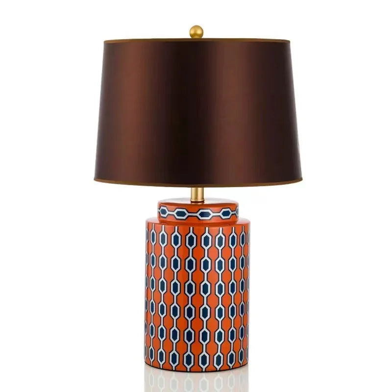 Lampe de chevet bleue allumée dans une chambre à coucher