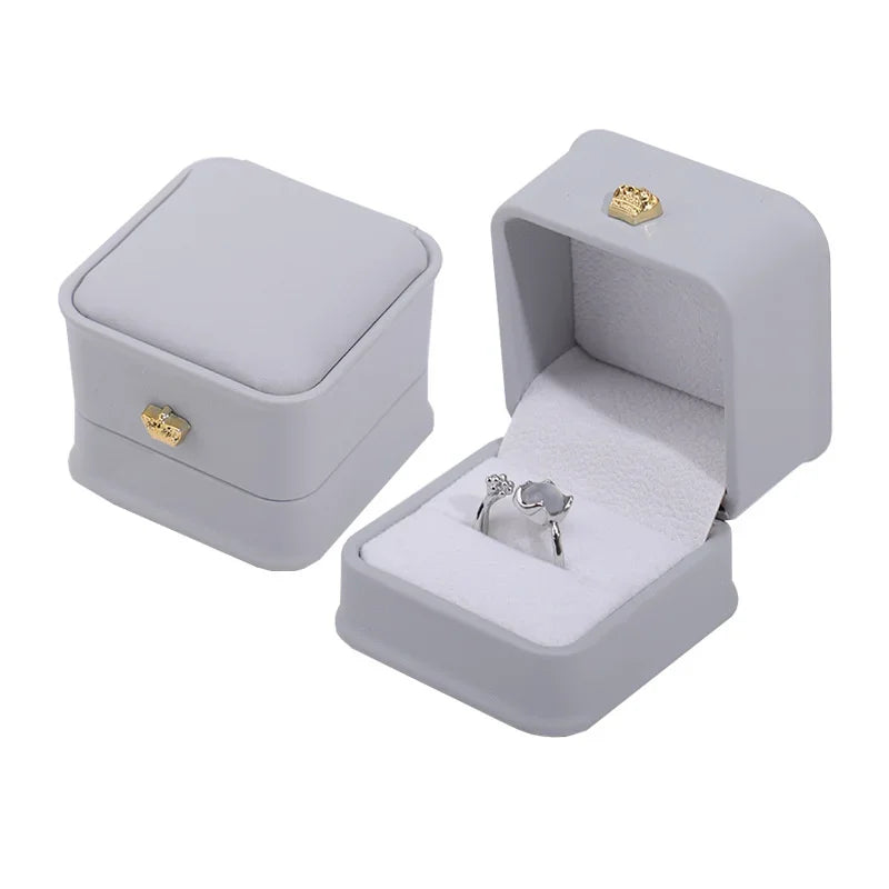 boîtes bijoux velours uni rose rouge bleu marine blanc classiques boutons dorés anneaux