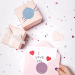 timbres cire classiques adhésifs blanc bleu doré rose feuilles empreintes pieds roses enveloppes cartes