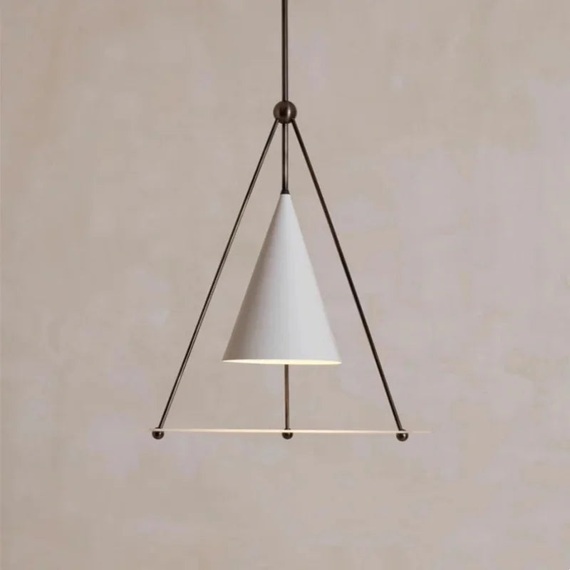 suspension lumineuse moderne conique noir blanc doré diffuseur grille opacité minimaliste chaînes métalliques