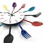 horloge murale moderne cuillères fourchettes violet rouge bleu jaune fixations vis