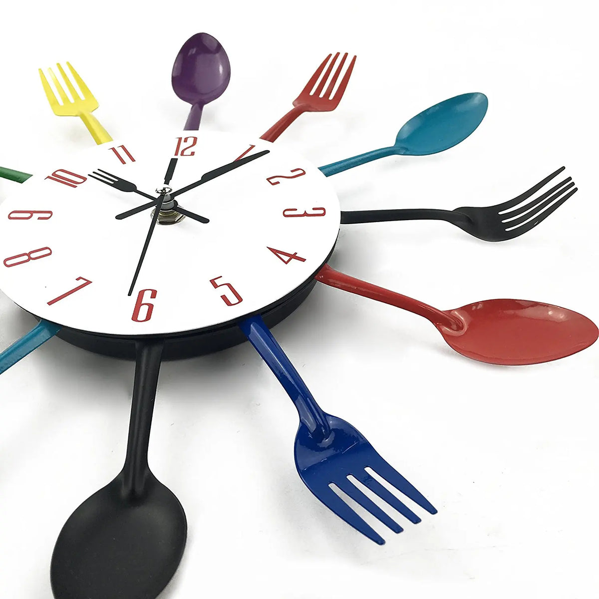 horloge murale moderne cuillères fourchettes violet rouge bleu jaune fixations vis