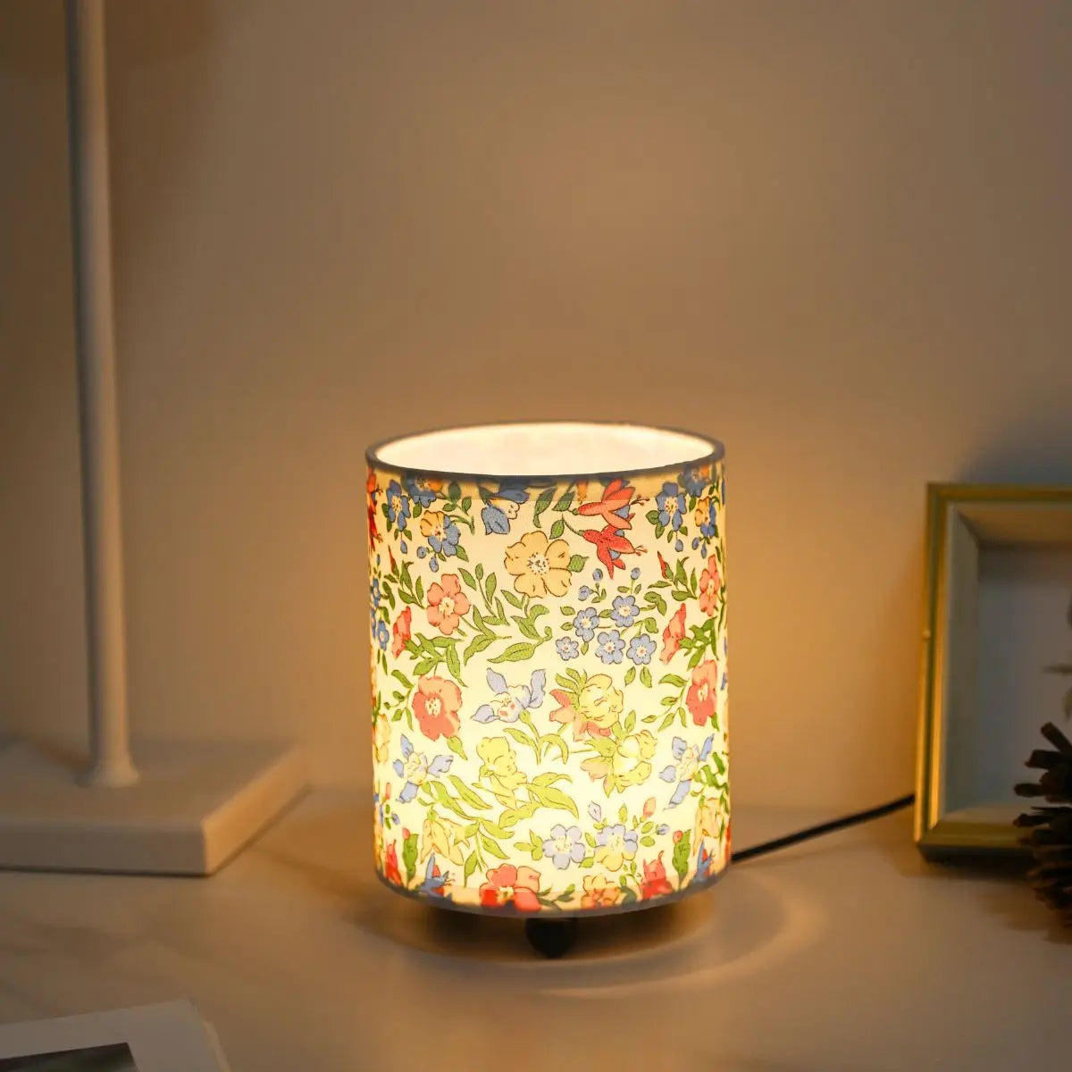 lampe moderne beige motifs floraux usb alimentée lumière chaude décoration chambre tissu floral