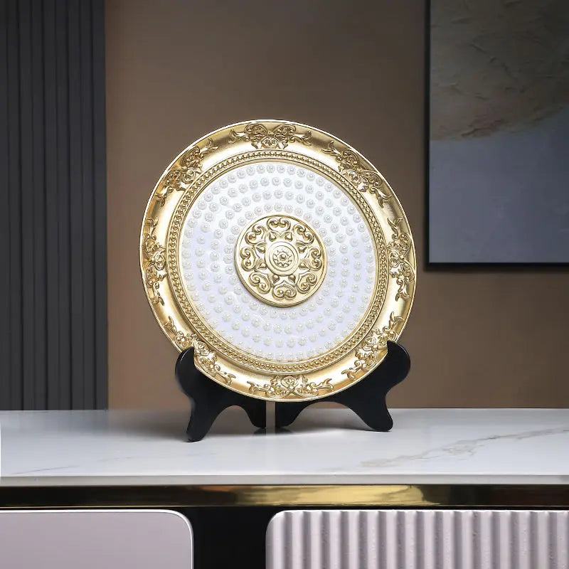 assiette décorative résine ornements floraux baroque blanc doré support pieds
