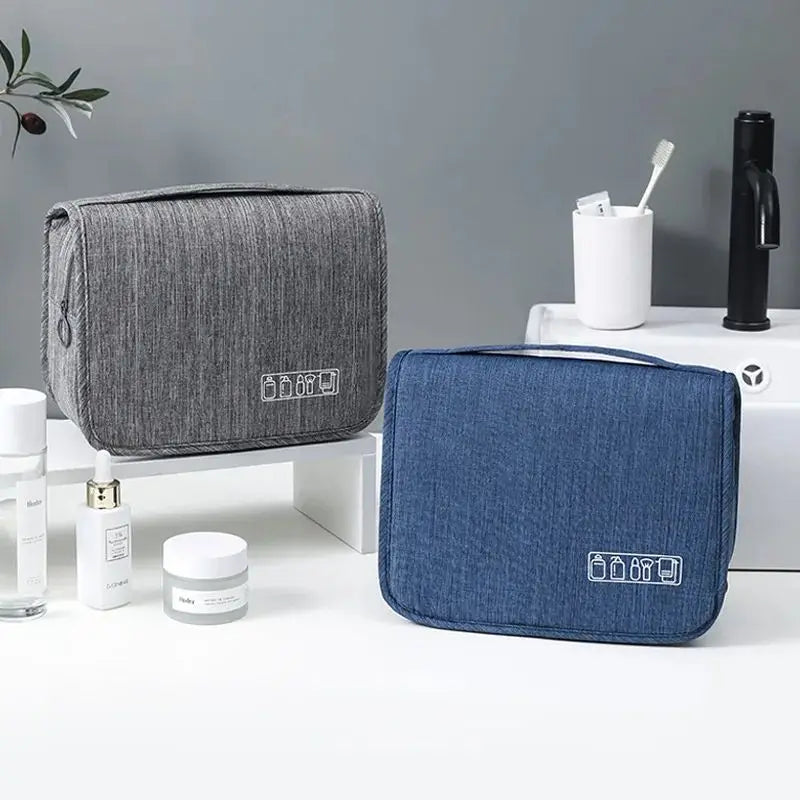 sac toilette pliable suspendu imitation jean bleu marine gris poche transparente brosses dents tubes