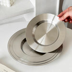 assiettes modernes argentées lisses steak gâteaux desserts vaisselle table minimaliste