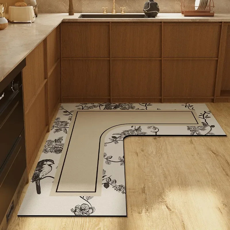 L'image montre une cuisine avec des meubles en bois et un motif floral décoratif sur le sol, donnant une ambiance chaleureuse et élégante.