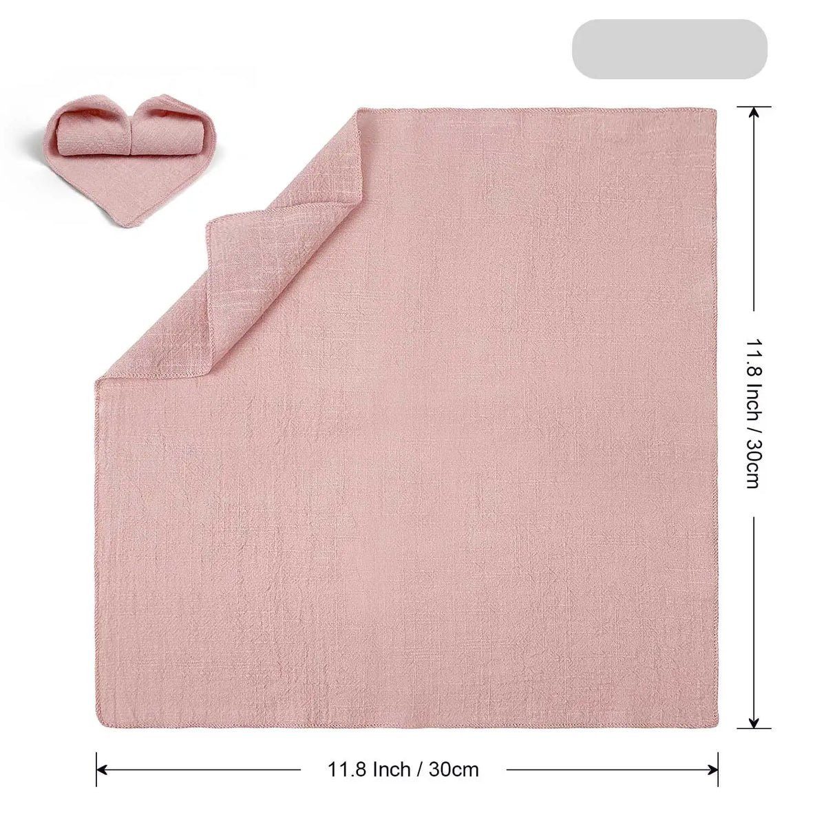 Une plaid douillet en velours rose pâle avec un ornement en forme de cœur assorti.