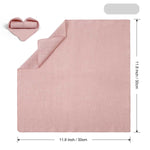 Couverture en peluche rose douce avec forme de cœur assortie, idéale pour créer une ambiance cocooning et chaleureuse dans la chambre.