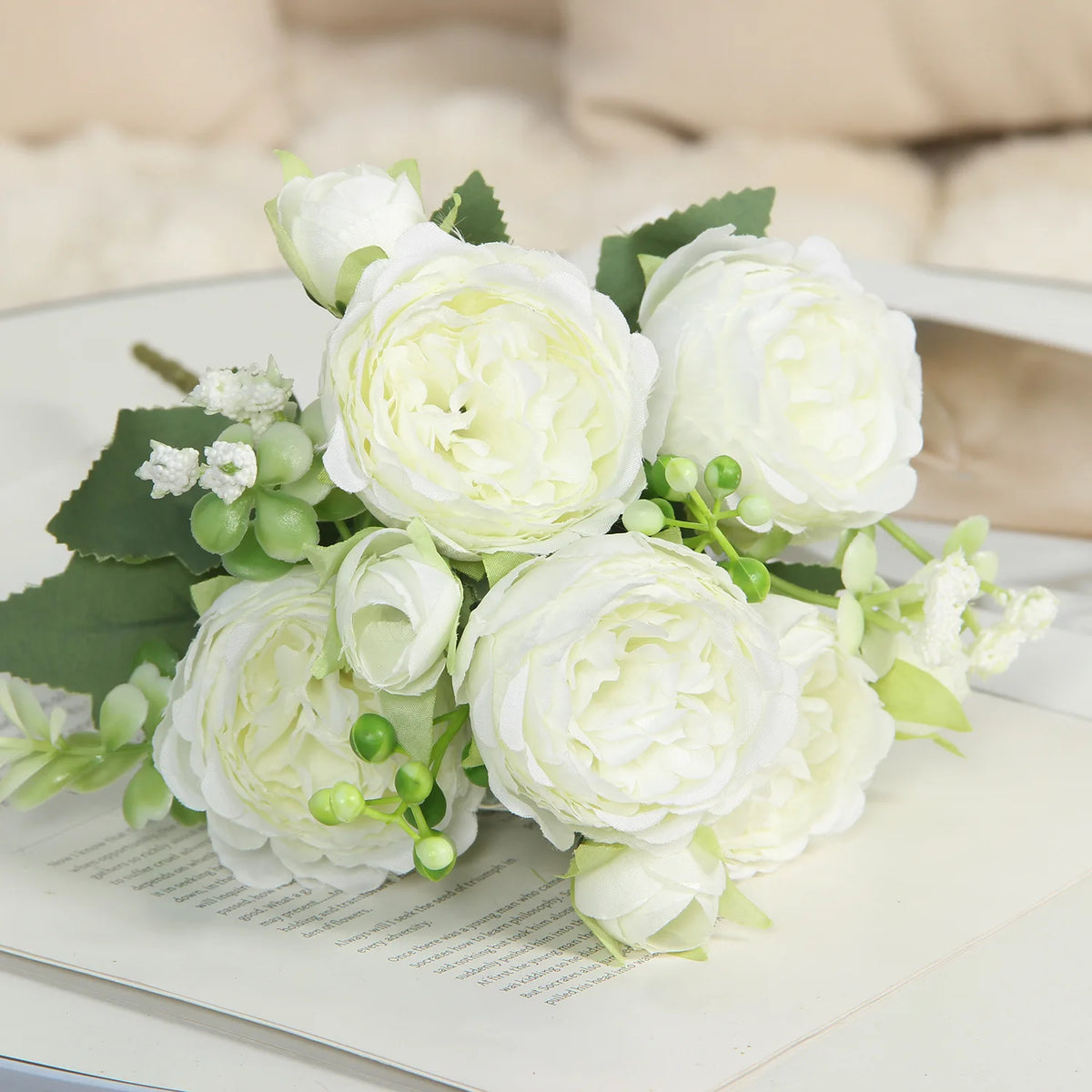 bouquet artificiel roses violettes blanches décoration mariage intérieur classique anniversaire baby shower