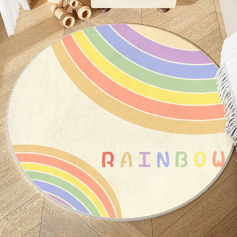 Tapis rond lumineux aux couleurs arc-en-ciel avec le mot "RAINBOW" écrit en caractères colorés.
