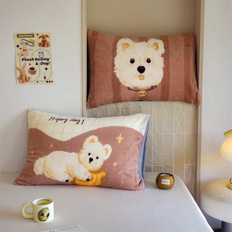 Le lit est orné d'un oreiller et d'une couverture matelassée avec des motifs de chiens en peluche, créant une ambiance chaleureuse et accueillante dans la chambre.
