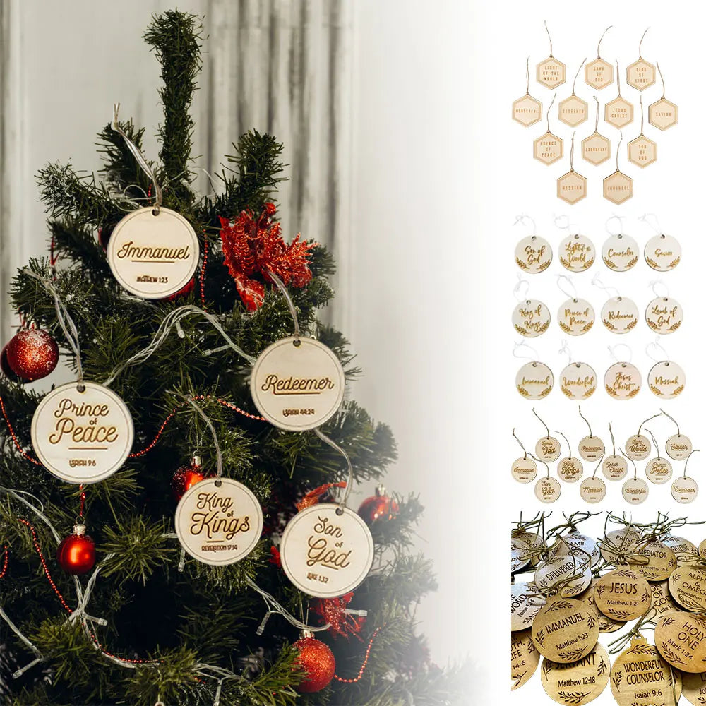 Ensemble de 12 ornements de Noël en bois sur fond blanc