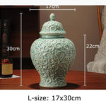 pot décoratif doré ornements floraux couvercle classique table arrangement floral moderne