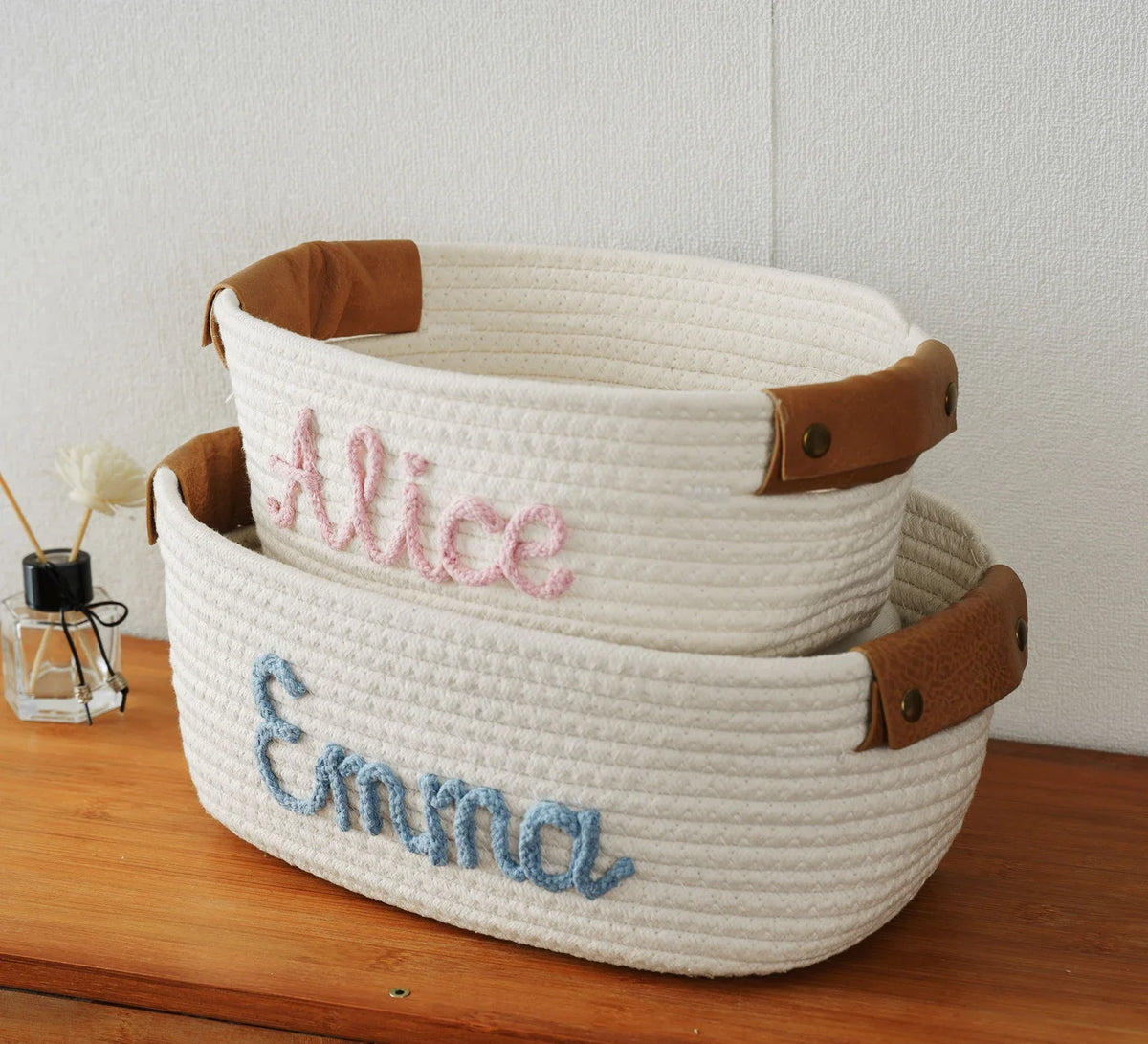 panier tissé blanc moderne poignées cuir personnalisable nom brodé occasion naissance anniversaire fête
