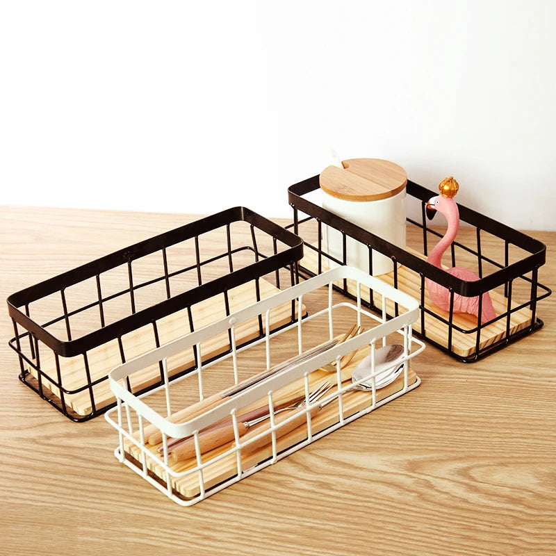 paniers rangement métal noir blanc maille moderne tissu beige cuillère fourchette plante artificielle bouteille