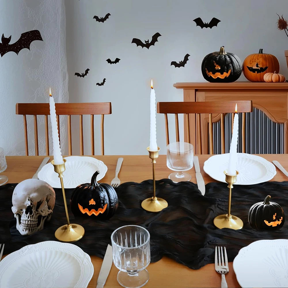 ruban table noir crêpe halloween décorations citrouilles crânes fourchettes assiettes bougies