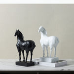 statues chevaux modernes minimalistes noir blanc decoration intérieure art contemporain