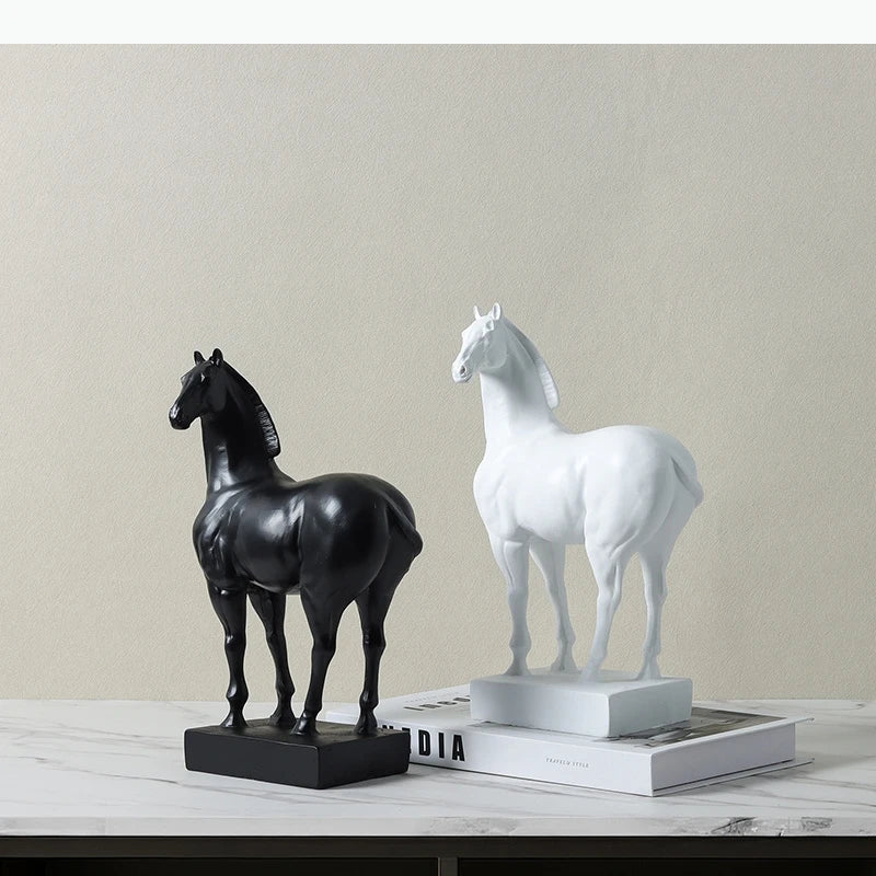 statues chevaux modernes minimalistes noir blanc decoration intérieure art contemporain