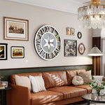 Un intérieur élégant et cosy avec un canapé en cuir marron, une horloge murale vintage et un lustre étincelant.