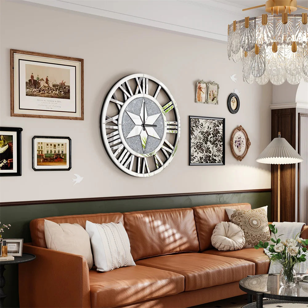 Un intérieur élégant et cosy avec un canapé en cuir marron, une horloge murale vintage et un lustre étincelant.