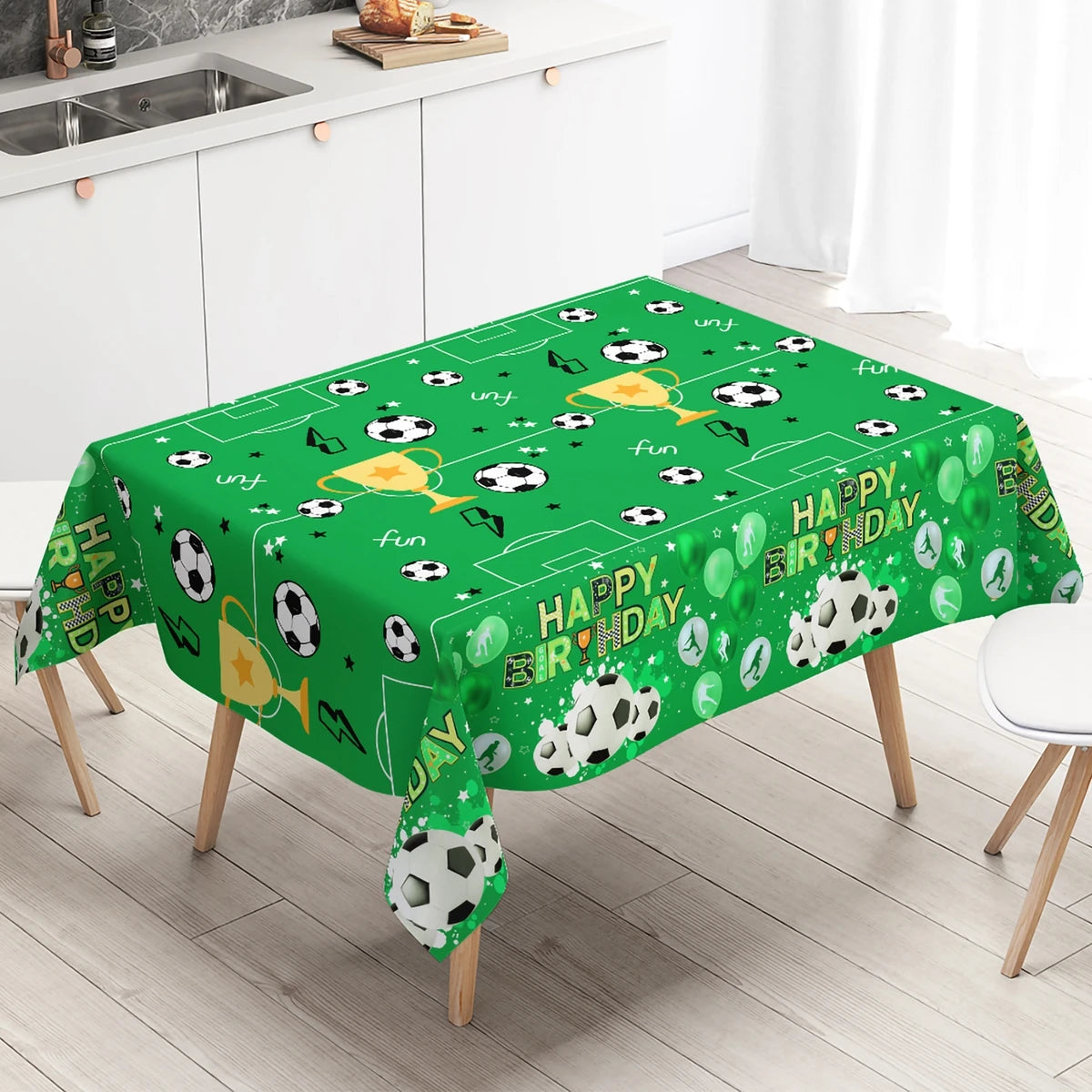 décoration table thème foot vert noir blanc ballons happy birthday motifs géométriques anniversaire serviettes
