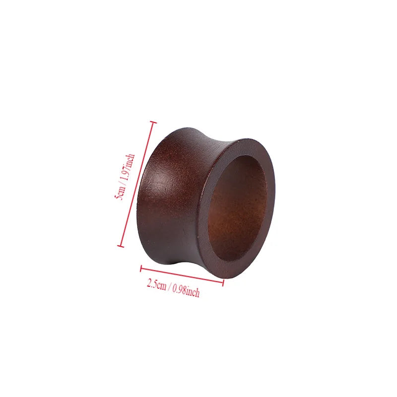 anneau serviette bois classique marron foncé pliées blanc bleu clair fleurs tulipes assiette bois