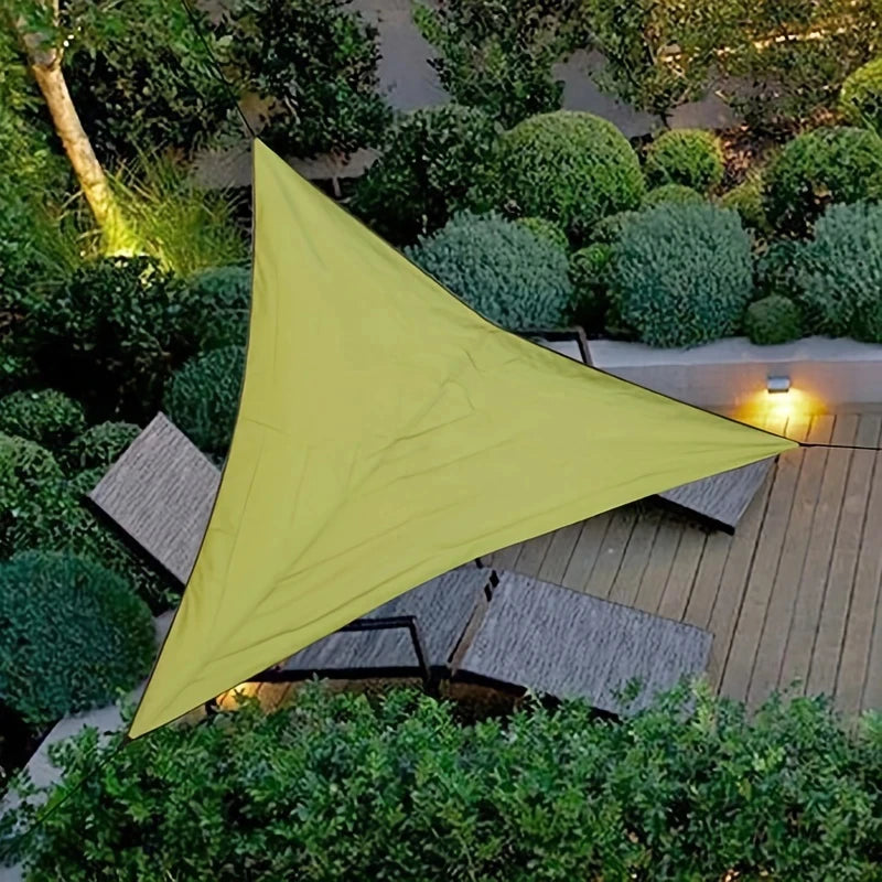 Voile d'ombrage triangulaire jaune dans un jardin avec des plantes