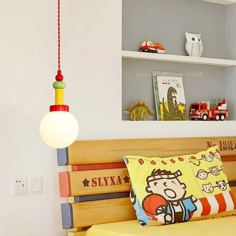 suspension moderne lampe verre colorées sphère translucide blanc rouge bleu jaune vert chambre enfants