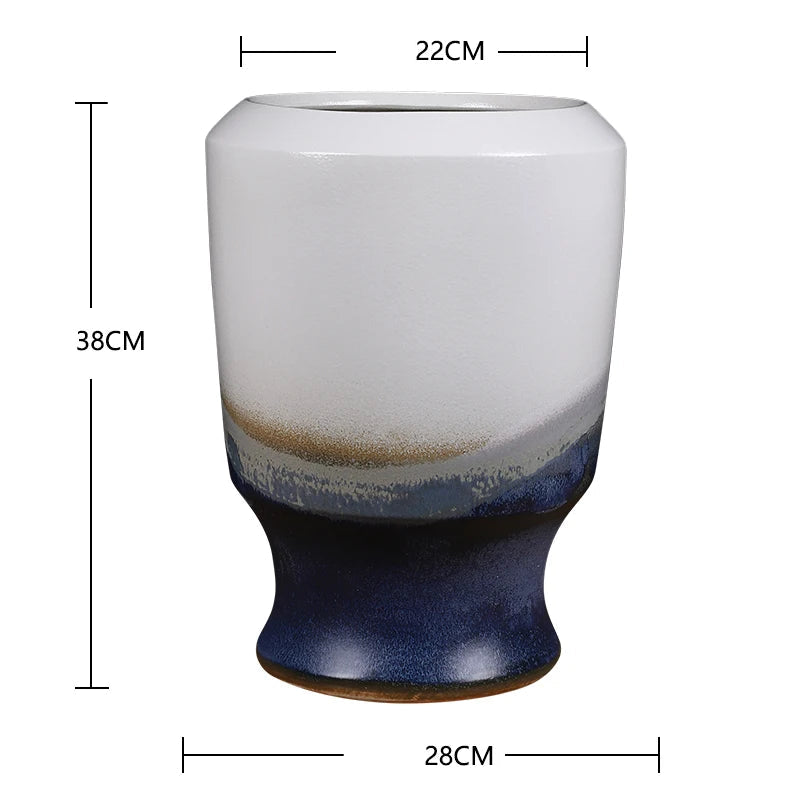 Vase en céramique de forme élégante avec un dégradé de couleurs grise, blanche et bleue.