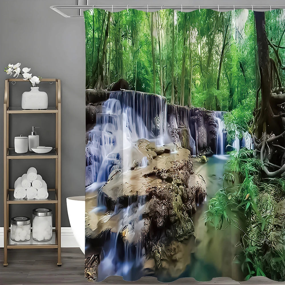 Rideau de douche décoratif représentant une cascade en pleine forêt tropicale, placé devant une baignoire et une étagère de rangement bois et métal.