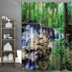 Rideau de douche décoratif représentant une cascade en pleine forêt tropicale, placé devant une baignoire et une étagère de rangement bois et métal.