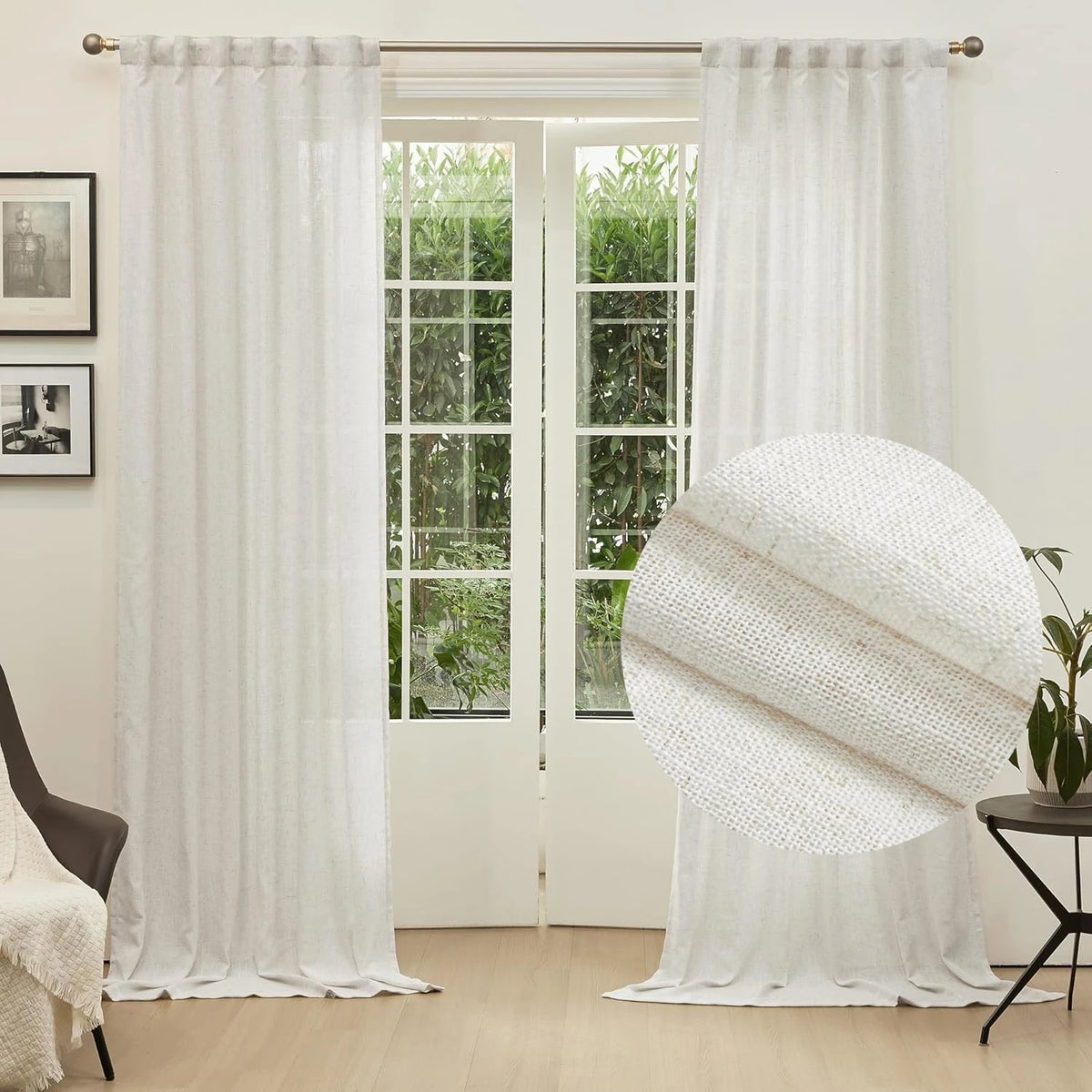 Rideaux blancs élégants pour salon moderne, installation sur une tringle au-dessus de grandes portes-fenêtres. Accentue la luminosité naturelle et offre une touche de sophistication à votre intérieur. Idéal pour un style contemporain et épuré.
