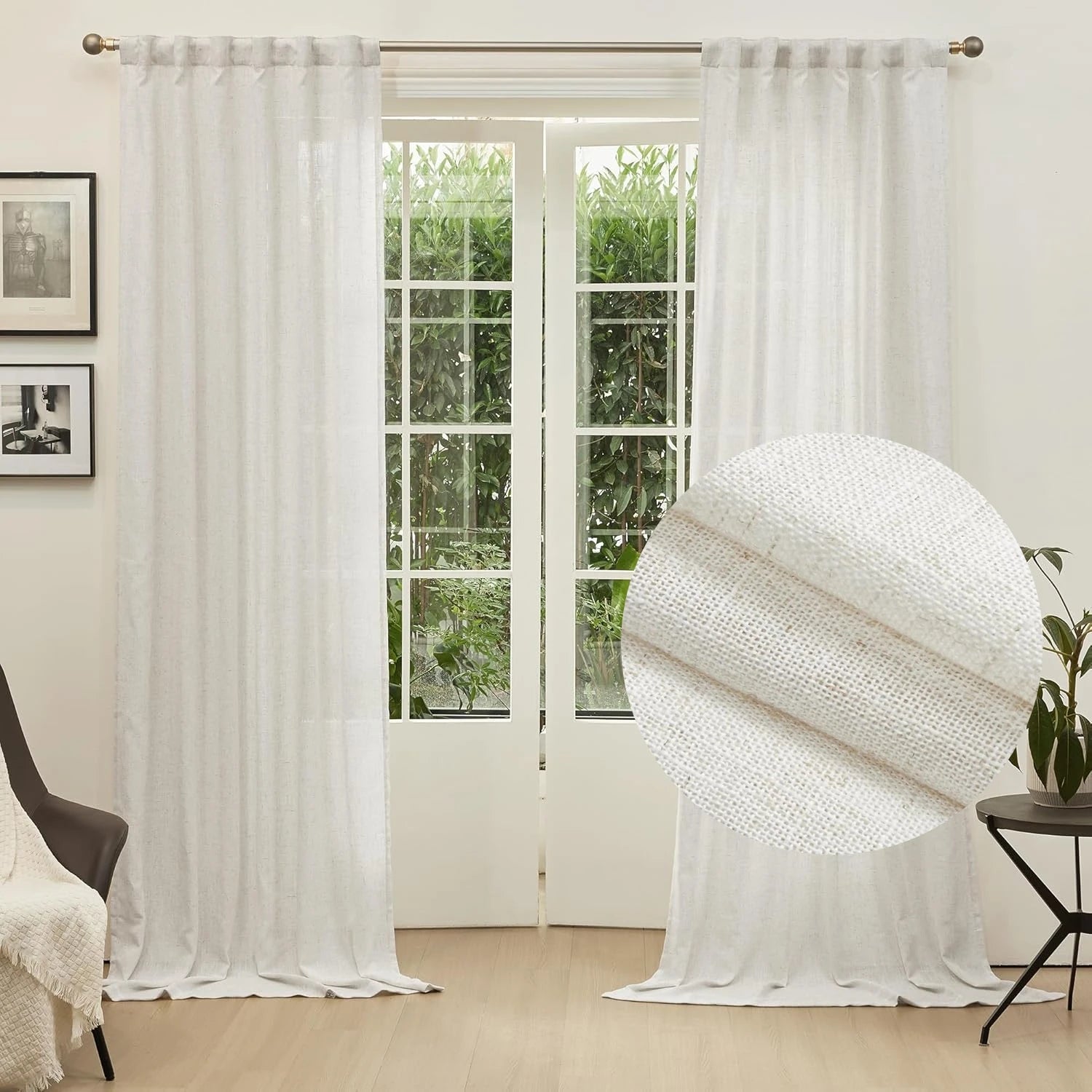 Rideaux blancs élégants pour salon moderne, installation sur une tringle au-dessus de grandes portes-fenêtres. Accentue la luminosité naturelle et offre une touche de sophistication à votre intérieur. Idéal pour un style contemporain et épuré.