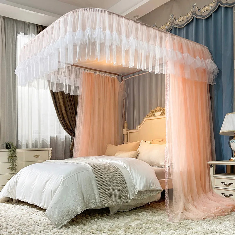 Chambre de style élégant avec grand lit à baldaquin ornés de rideaux en mousseline rose pâle, créant une ambiance romantique et féminine.
