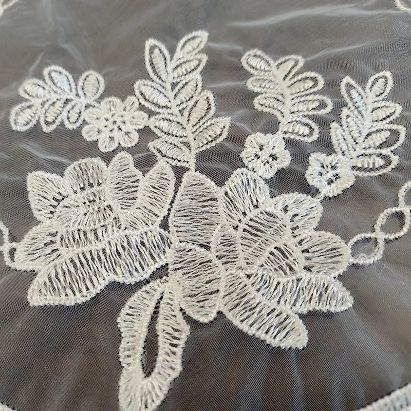 serviette table blanche broderie florale translucide classique décoration d'intérieur table restaurant