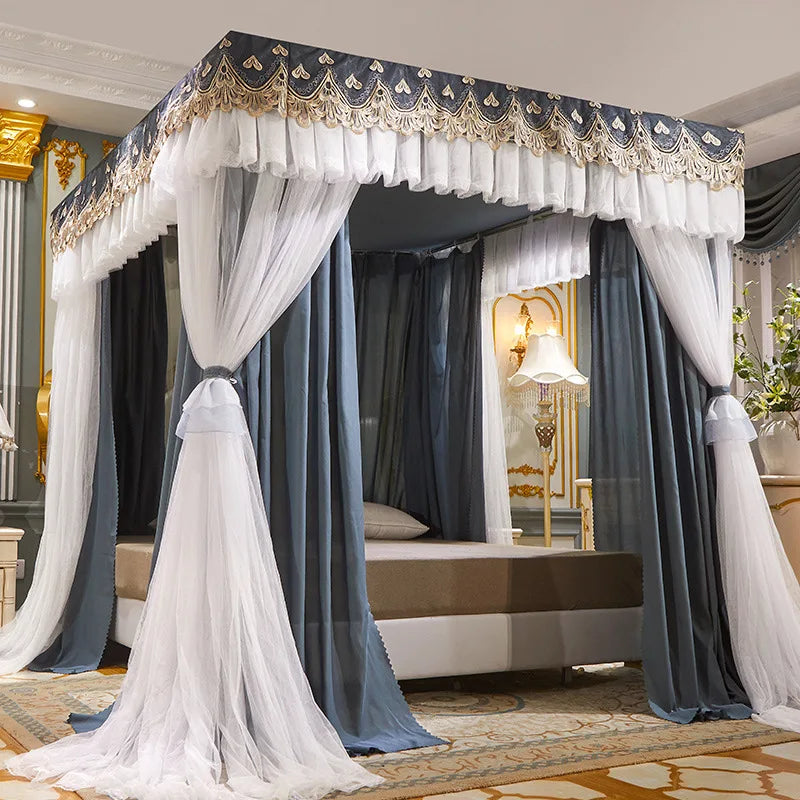 Une luxueuse chambre ornée de rideaux gris et blancs tombant sur un lit à baldaquin, créant une atmosphère élégante et sophistiquée.