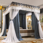 Une luxueuse chambre ornée de rideaux gris et blancs tombant sur un lit à baldaquin, créant une atmosphère élégante et sophistiquée.