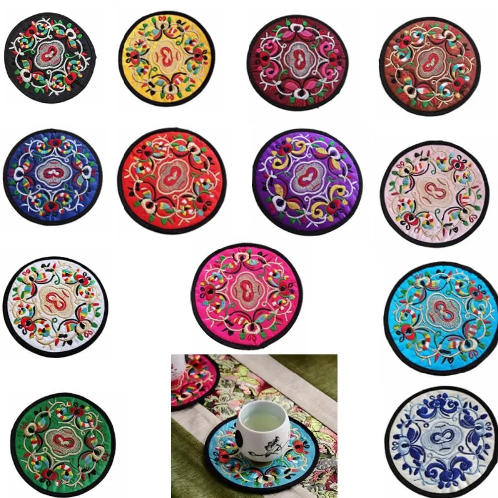 serviettes table traditionnelles broderie florale bleu noir vert rouge jaune rose opaques set table