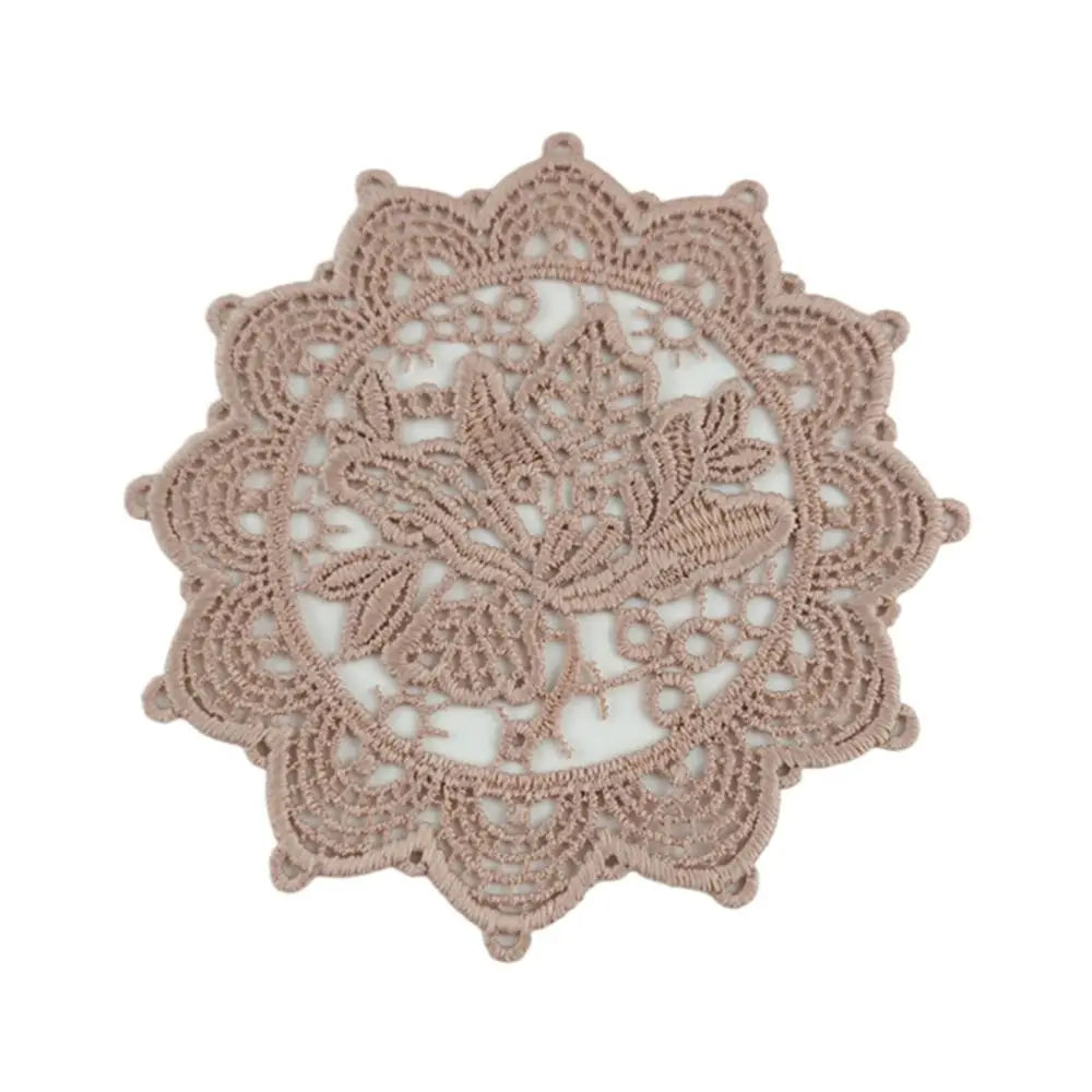 serviettes table brodées fleurées vintage romantique beige blanc marron clair tasse soucoupe cuillère