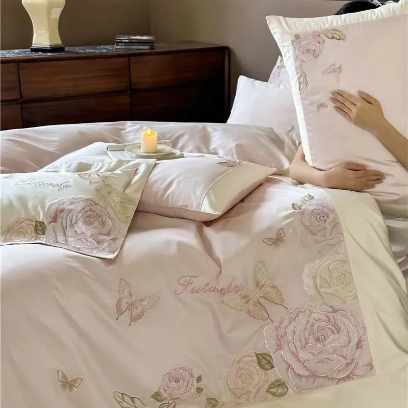 Parure de lit sur un lit dans une chambre décorée avec style