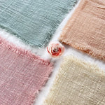 serviettes table carrées franges bleu marine rose clair gris blanc vert pastel moderne rustique