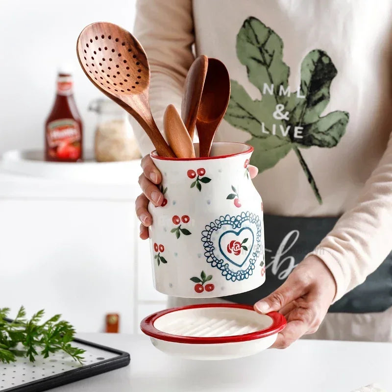Conteneur à couverts design gris clair dans une cuisine élégante