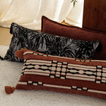 housse coussin lombaire géométrique boho chic marron noir pompons décorative canapé voiture 30x65cm polyester